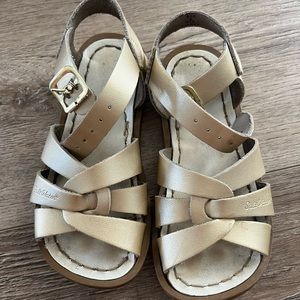 Toddler size 9 gold Saltwater sandals